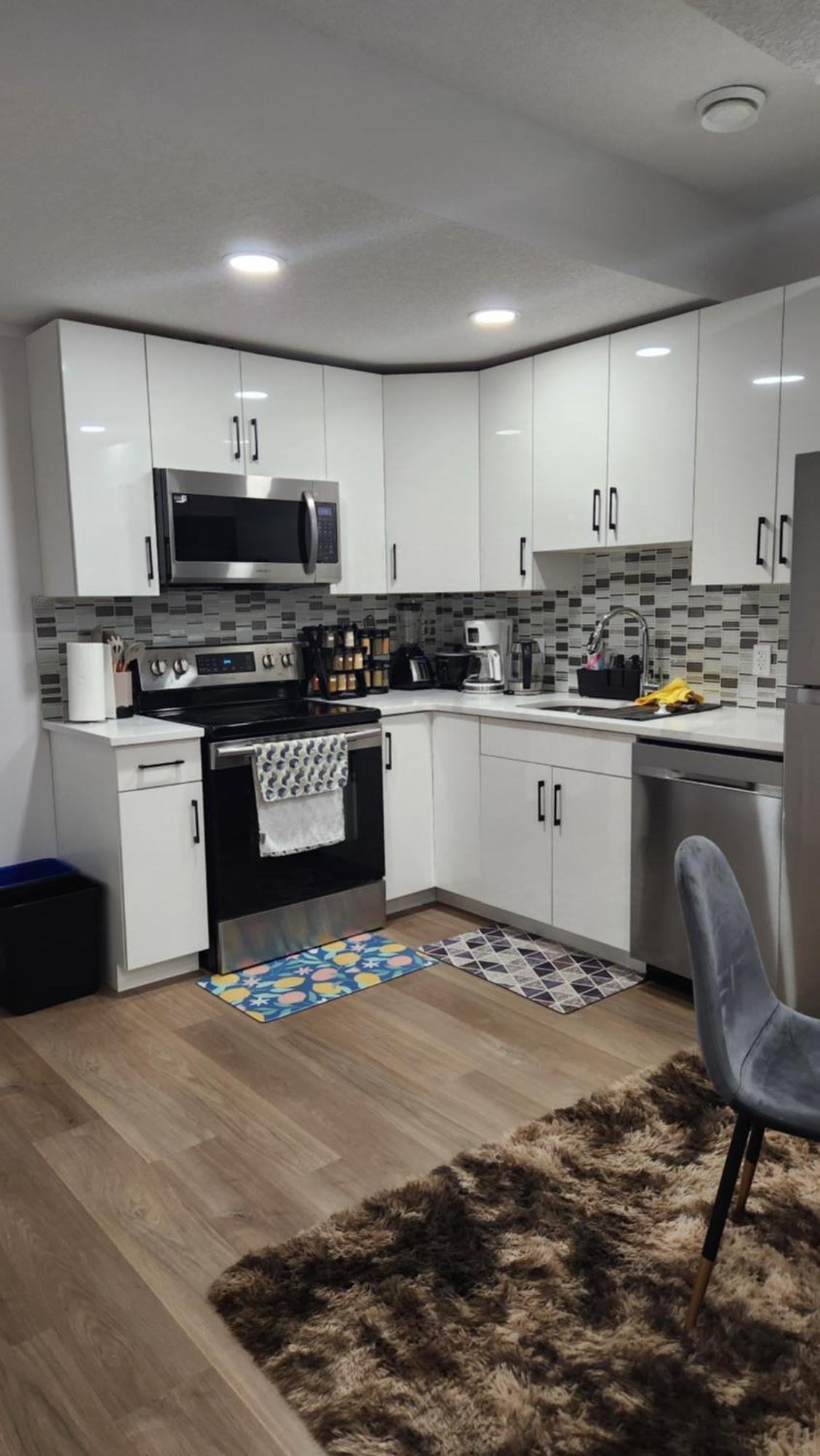 Modern 2 Bedroom Basement Suite At West Эдмонтон Экстерьер фото