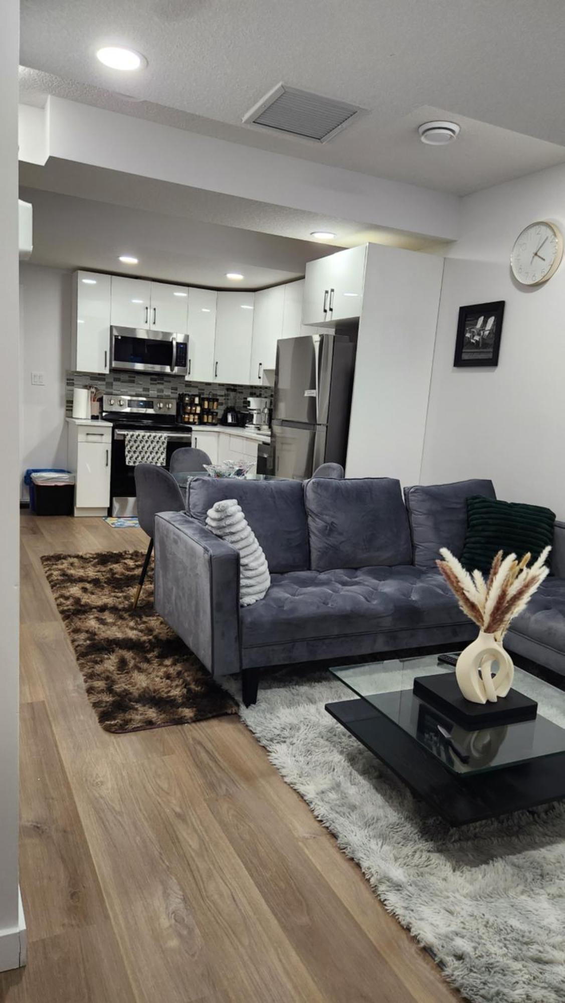 Modern 2 Bedroom Basement Suite At West Эдмонтон Экстерьер фото